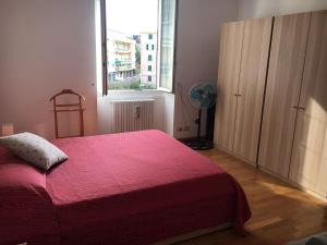 a bedroom with a large bed with a red blanket at I ciottoli di Bogliasco in Bogliasco