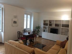 a living room with a couch and a table at I ciottoli di Bogliasco in Bogliasco