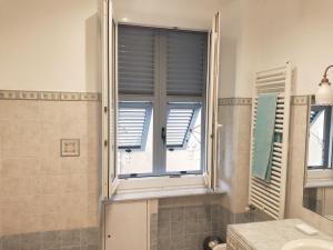 a bathroom with a window and a sink and a shower at I ciottoli di Bogliasco in Bogliasco +15 photos