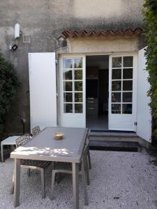 a table and chairs in front of a house at Le repos des crêtes in Cavalaire-sur-Mer