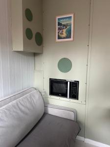 a small room with a microwave on the wall at La Petite Maison in Brest