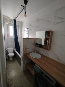 a bathroom with a sink and a toilet at Chambre Privée Quokka Room in Longeville-lès-Metz