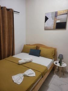 a bed with two towels on it in a room at Residence Naim in Sada