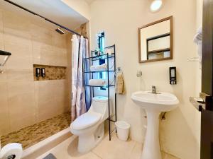 a bathroom with a toilet sink and a shower at Casa Marsella 2 Privada y Moderna in Zaragoza +22 photos