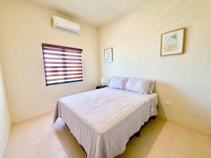 a small bedroom with a bed and a window at Casa Marsella 2 Privada y Moderna in Zaragoza