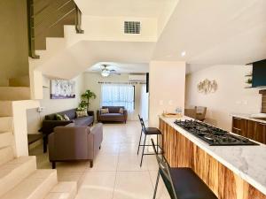 a kitchen and living room with a stove top oven at Casa Marsella 2 Privada y Moderna in Zaragoza