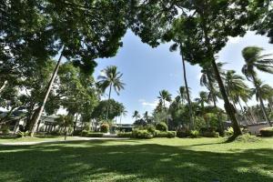 park z palmami i zieloną trawą w obiekcie Batangas Country Club w mieście Batangas