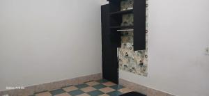 a room with a door with boxes on the wall at Casa no Centro de Piracicaba - SP in Piracicaba
