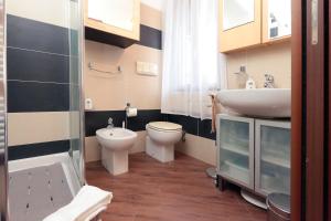 a bathroom with a sink and a toilet at Casa l'Apina Regina in Capriate San Gervasio
