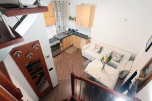 an overhead view of a kitchen and a living room at Casa l'Apina Regina in Capriate San Gervasio
