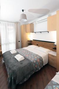 a bedroom with a bed with two towels on it at Casa l'Apina Regina in Capriate San Gervasio