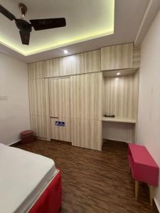 a room with a bed and a bench and a wall at Cutesy space in Kolkata +1 photo