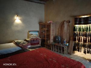 a room with a room with a shelf of wine bottles at Siwa Shaly in Siwa