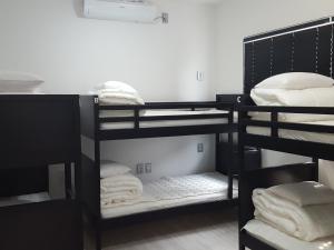 En eller flere senge i et værelse på Amazon Guesthouse