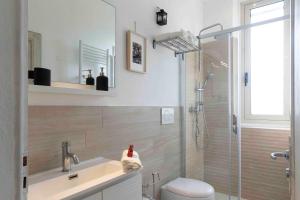 a bathroom with a shower and a toilet and a sink at ROSSENA HOME tranquillo appartamento, con giardino, vicino al centro ed all'Ospedale Santa Maria Nuova SMN in Reggio Emilia