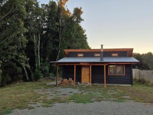 a small cabin in the middle of a field at Cabaña Nuevo Amanecer in San José de la Mariquina