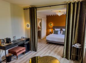 a hotel room with a bed and a desk at Relais Manderen in Manderen