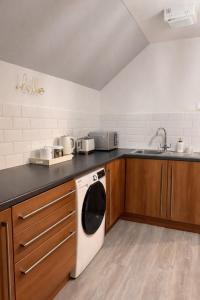 a kitchen with a washing machine and a sink at Modern Spacious Flat In Ipswich - Sleeps 6 - Parking in Freston