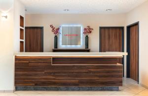 a lobby with a reception desk with a welcome sign at Leonardo Hotel Dresden Altstadt in Dresden