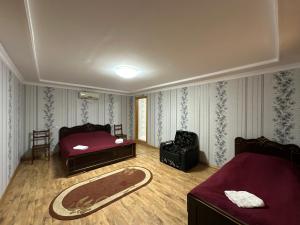 a bedroom with a bed and a couch and a chair at Matua guest house in Jvari