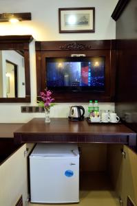 En tv och/eller ett underhållningssystem på Hotel Kooler Inn