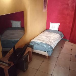 a room with two beds and a tv in it at Maison 2 faces Argeles Centre Ville WATCHTOWER in Argelès-sur-Mer