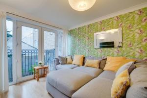 a living room with a couch and a tv at 2 Bed in Broadstairs oc-th013 in Broadstairs