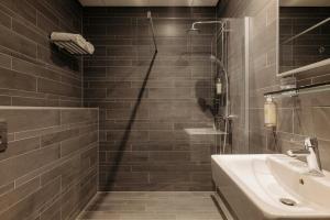 a bathroom with a shower and a sink at Leonardo Boutique Hotel The Lancaster Amsterdam in Amsterdam