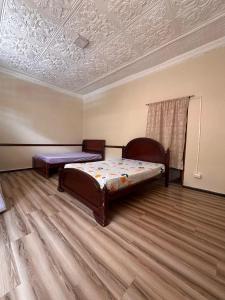 a bedroom with two beds and a coffered ceiling at Albergue Happy Backpacker in Cuenca