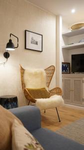 a living room with a chair and a television at Porto Plage de Matosinhos in Matosinhos