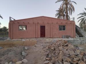 a house on top of a pile of rocks at Villa Rumi Siwa in Damshīt
