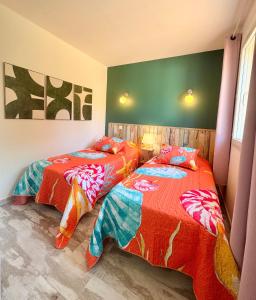 two beds sitting next to each other in a bedroom at Campo Vecchio Dracena et Piscine in Ghisonaccia