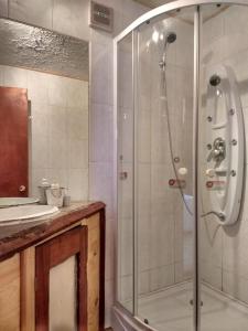 a bathroom with a shower with a glass door at Posada la Piedra in Constitución