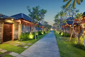 チャングーにあるTheanna Villa and Spa Cangguの木の家の前の通路