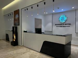 Die Lobby eines Marriott-Hotels mit Rezeption in der Unterkunft Marigold Tripoli hotel فندق ماري قولد in Tripoli
