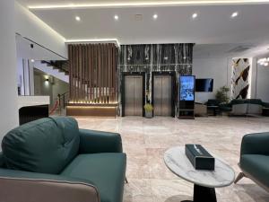ein Wohnzimmer mit Sofa und Tisch in der Unterkunft Marigold Tripoli hotel فندق ماري قولد in Tripoli
