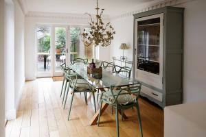 a dining room with a glass table and chairs at Stylish, Spacious, Oxford Townhouse, Driveway parking in Oxford