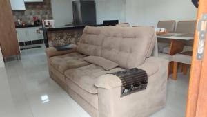 a brown couch sitting in a living room at Zanotti's House in Santa Teresa