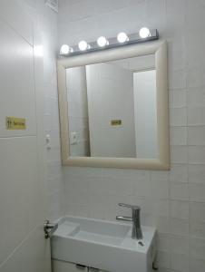 a bathroom with a sink and a mirror at Estudio The Room Tres Ocho in Talavera de la Reina