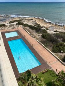 an overhead view of a swimming pool next to the ocean at Veneziola Golf II by Alina365 in La Manga del Mar Menor