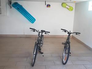 two bikes are parked in a room at Casa do Sol - Entre o Mar e o Pinhal in Apúlia