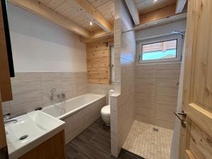 a bathroom with a tub and a sink and a toilet at Ferienhaus 4 Elemente in Selchow mit tollem Garten in Selchow +33 photos