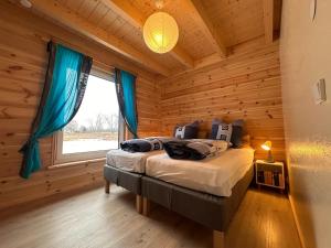 a bedroom with a bed in a log cabin at Ferienhaus 4 Elemente in Selchow mit tollem Garten in Selchow