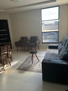 Foto de Casa Nova, com cozinha planejada, bem localizada!