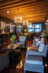 a lobby with couches and tables in a restaurant at Hotel Matea San Isidro in Tonatico
