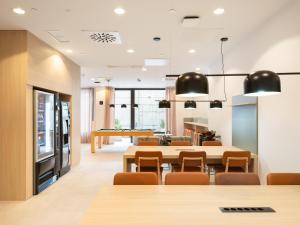 a dining room with a table and chairs at Stephouse Girona Tarradellas in Girona