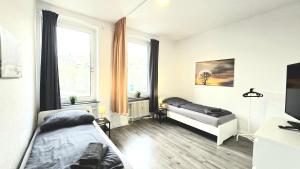 a bedroom with two beds and a window at TOP Monteurwohnung! Modernes Apartment mit Einzelbetten & WLAN & kostenlosen Parkplätzen & voll ausgestattet in Altena - ALT 01 und 02 in Altena