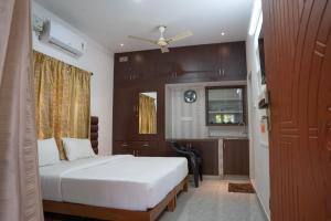 a hotel room with a bed and a kitchen at Mountain river farm resort in Agali