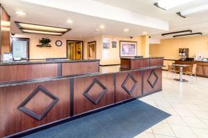 a lobby of a hospital with a waiting room at Motel 6-Grove City, OH in Grove City