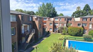 a view of an apartment complex with a swimming pool at Apartamentos del campus in Manzone